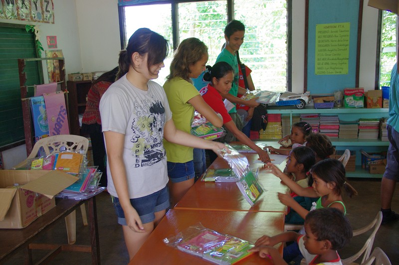 Donation_Aeta_Zambales_06_2011_015