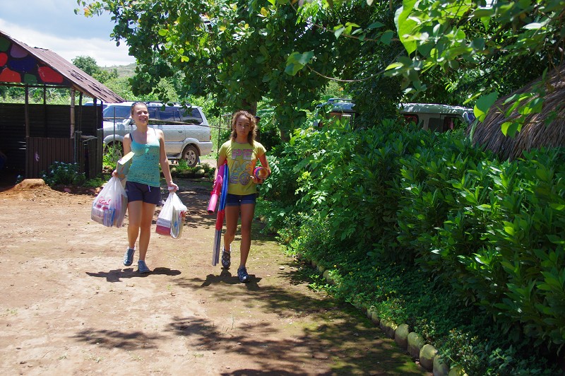 Donation_Aeta_Zambales_06_2011_040