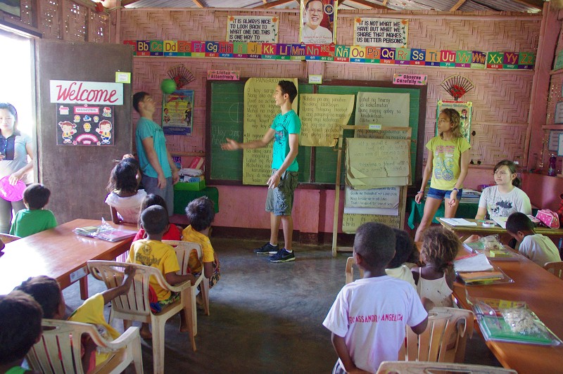 Donation_Aeta_Zambales_06_2011_047