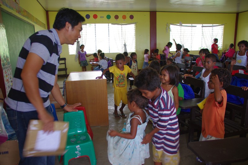 Donation_Aeta_Zambales_06_2011_060