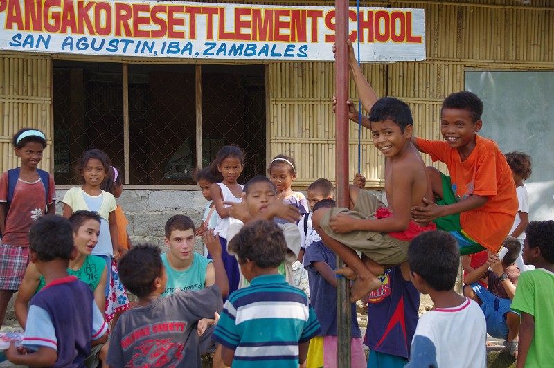 Donation_Aeta_Zambales_06_2011_096