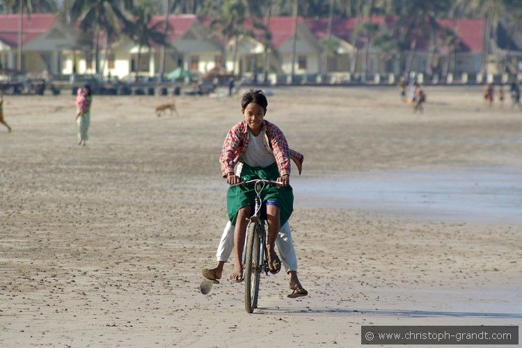 3_Chaungtha-Beach_18