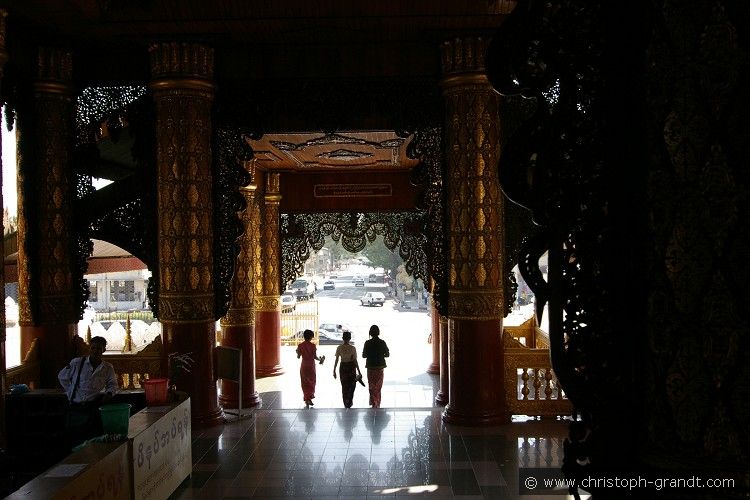 8_Shwedagon_(Yangon)_03