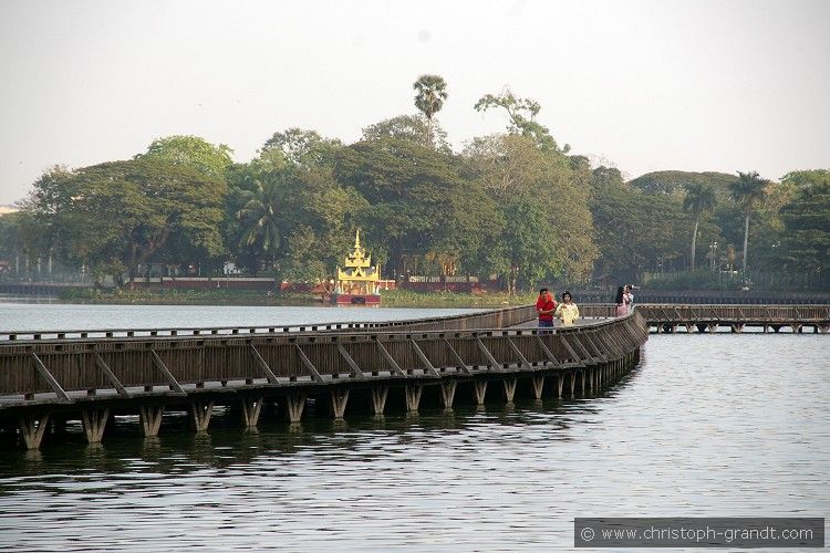 9_LakeKandawgyi_(Yangon)_01